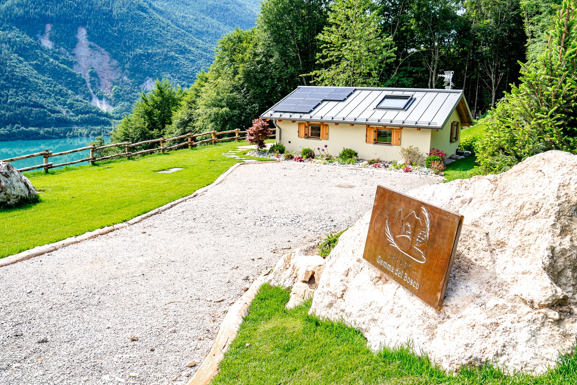 Vista esterna dello chalet immerso nel bosco