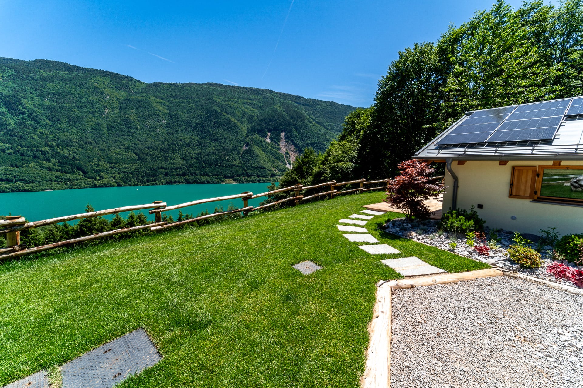 Vista esterna dello chalet immerso nel bosco