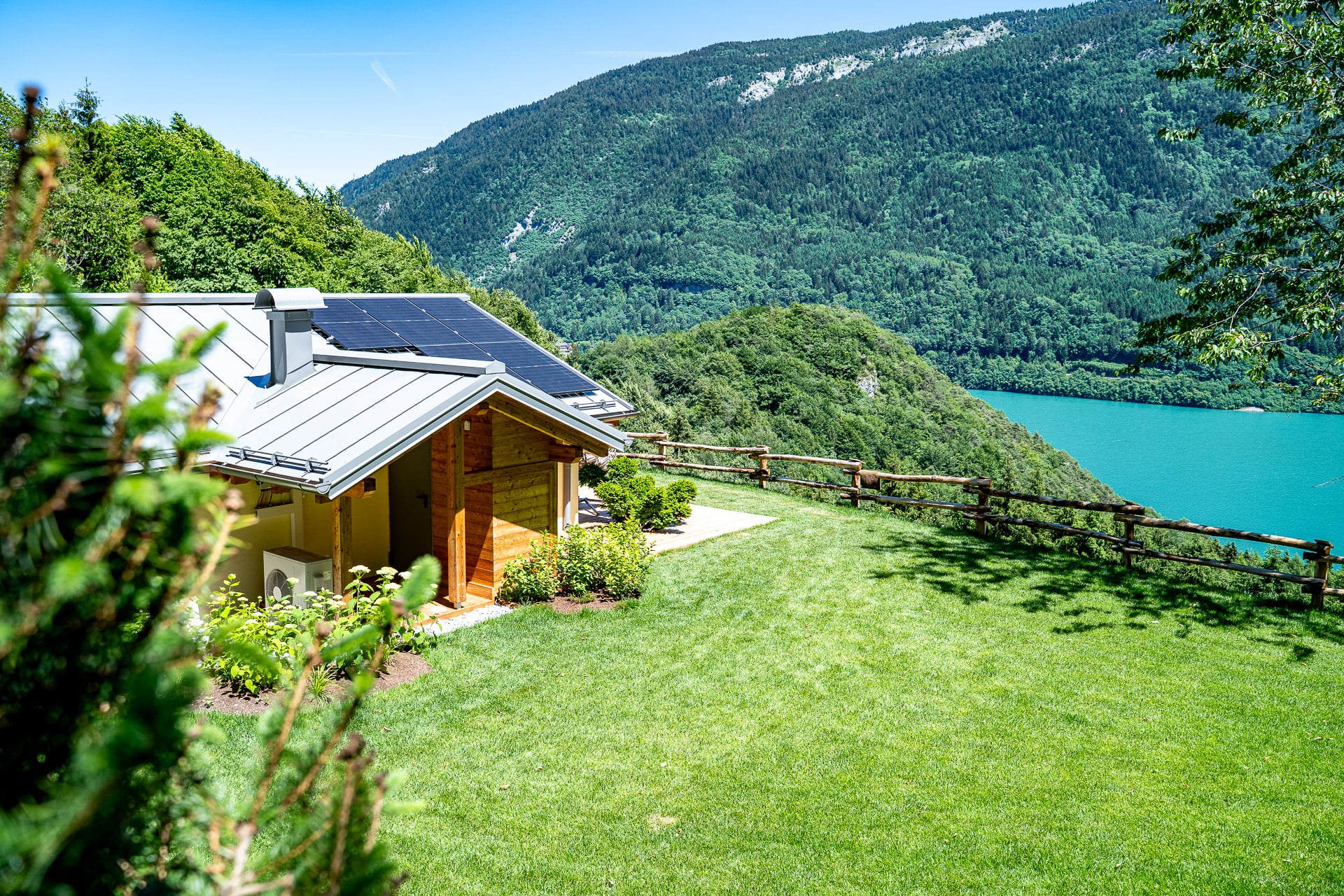 Vista esterna dello chalet immerso nel bosco