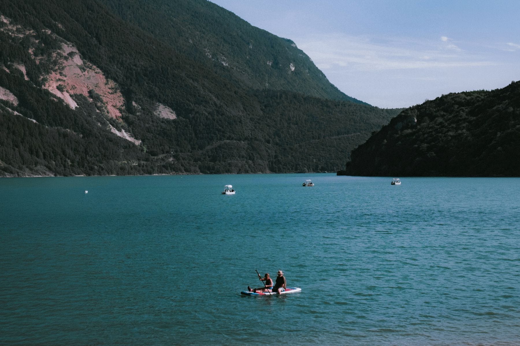 Lago di montagna con acqua turchese in estate