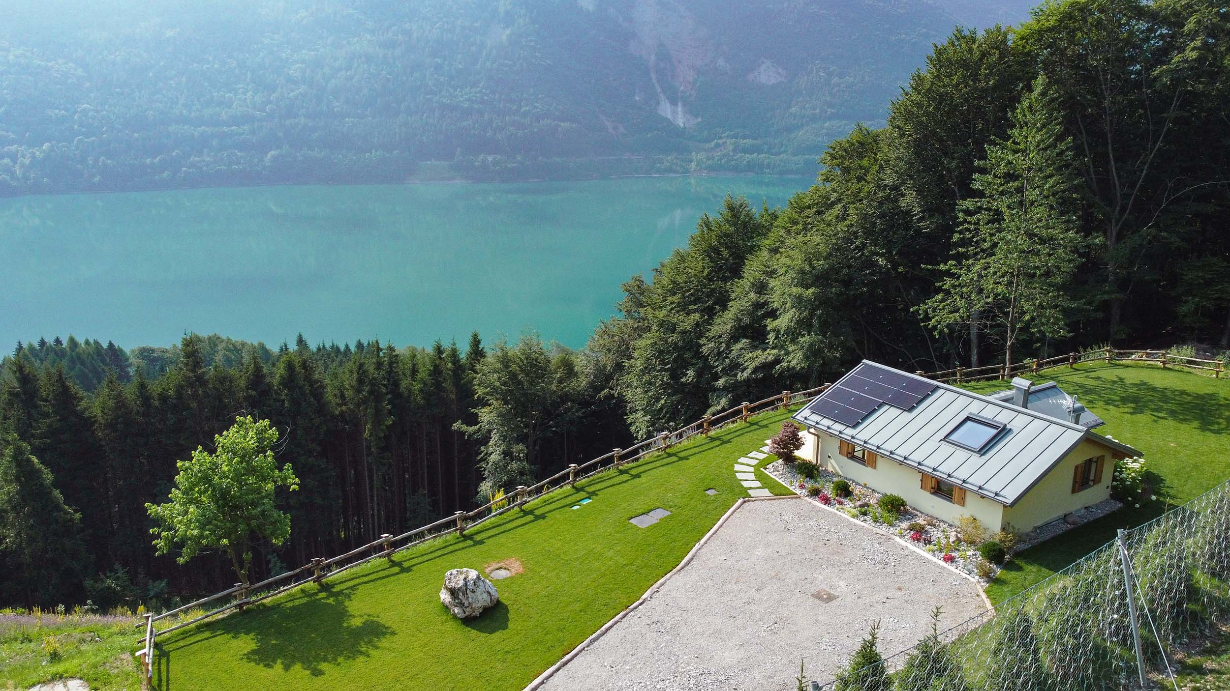 Vista aerea dello chalet sul lago di Molveno, nel Parco Adamello-Brenta